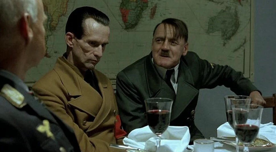 Кадр из фильма "Бункер" (2004). Гитлер и Геббельс.