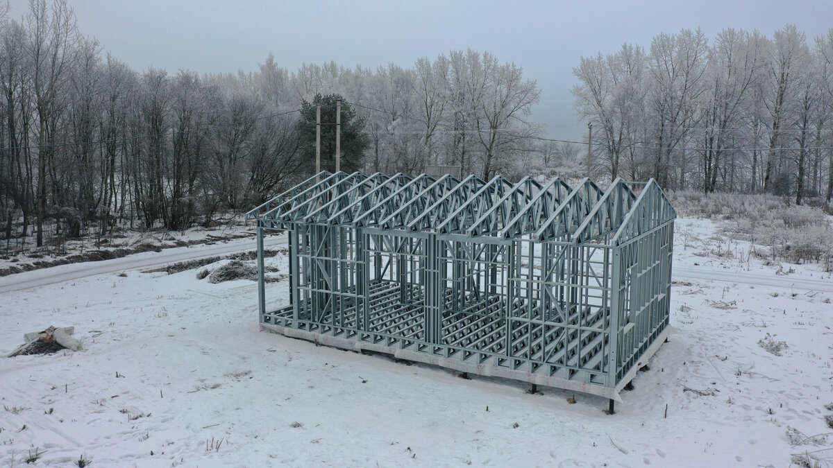 В Ленинградской области наша бригада завершила монтаж каркаса ЛСТК для частного дома. Площадь дома 83м2 и несмотря на погодные условия срок монтажа составил 3 дня.
В карусели есть отклик от наших местных партнёров, которые присутствовали на объекте во время работ.