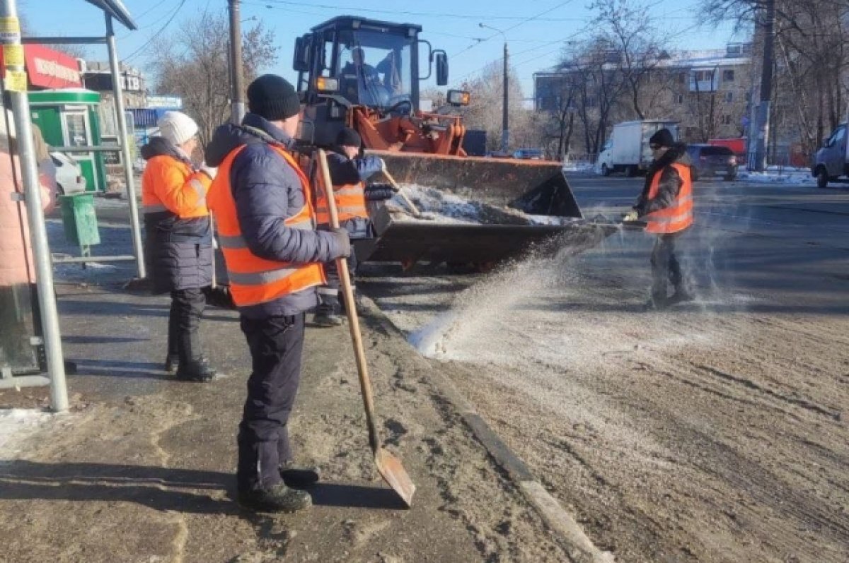    Коммунальщики Самары чистят город от наледи и готовятся к новым снегопадам