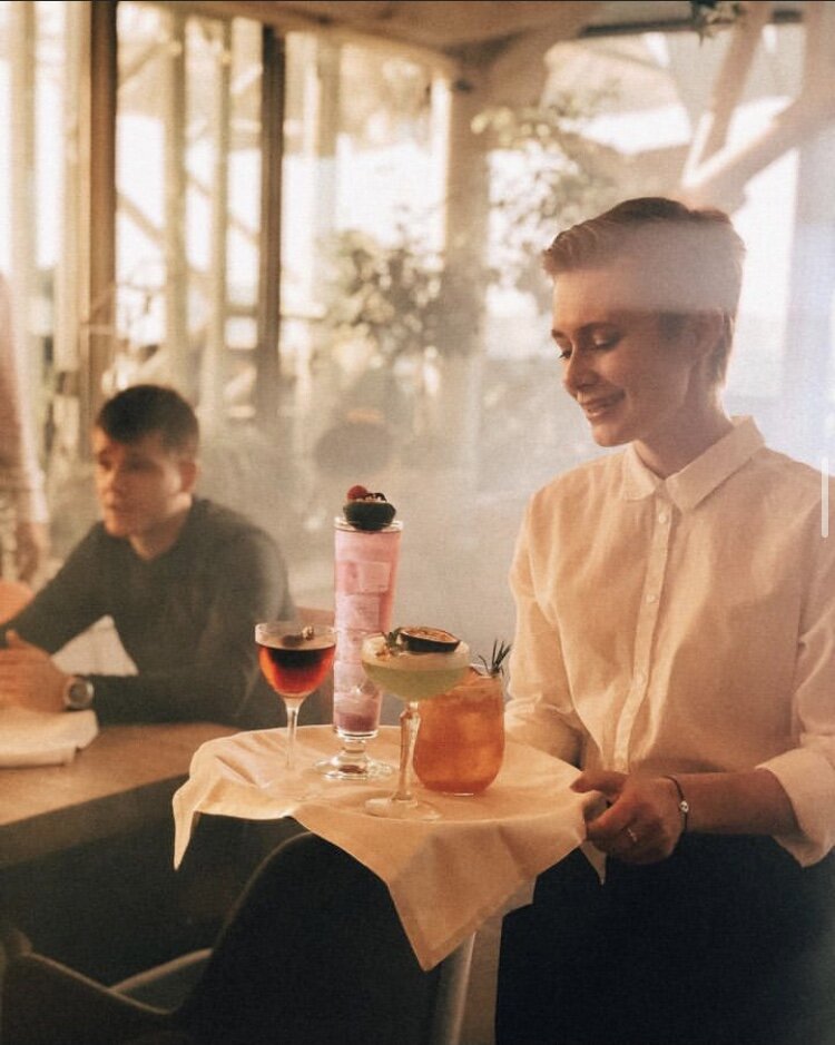 Примерно с такой улыбкой я стояла, когда вино капало с подбородка🥂🍷