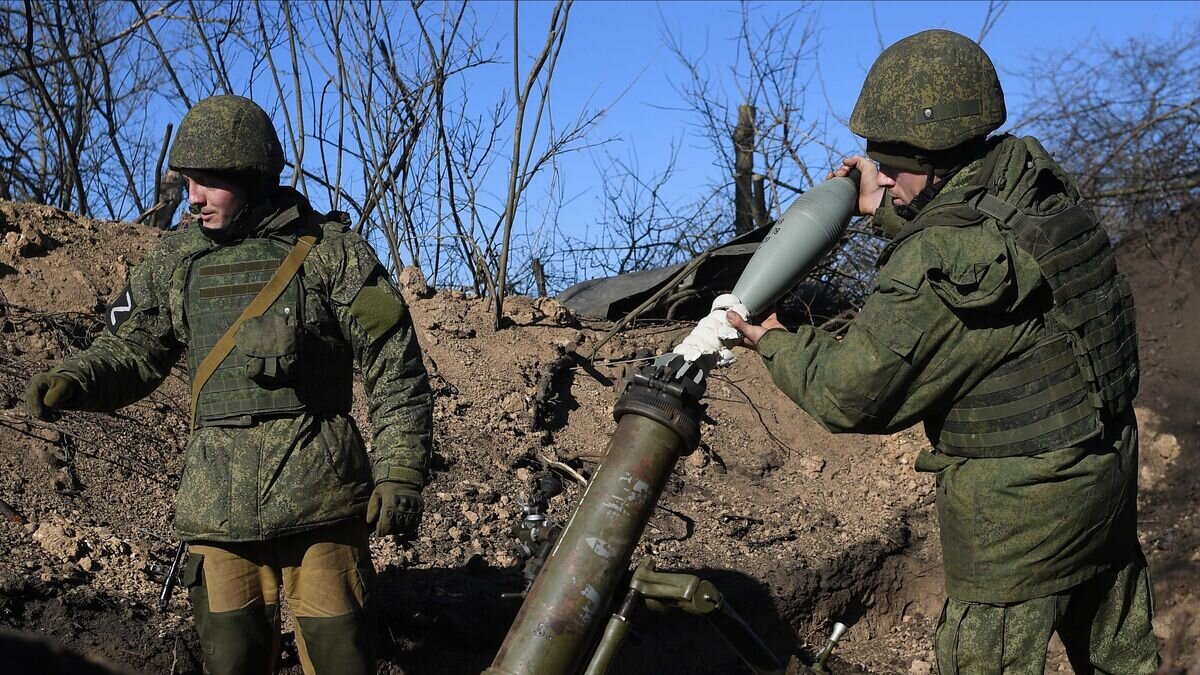    Военнослужащие мотострелковых подразделений ВС РФ ведут огонь по позициям ВСУ в зоне СВО© РИА Новости / Алексей Майшев