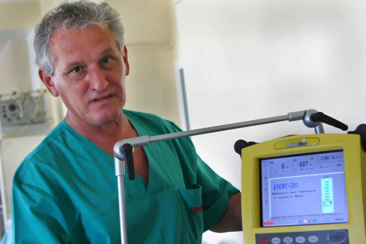 Врач-анестезиолог Павел Матвеевич ОСТРОВСКИЙ/.Фото Юрия Теслева.