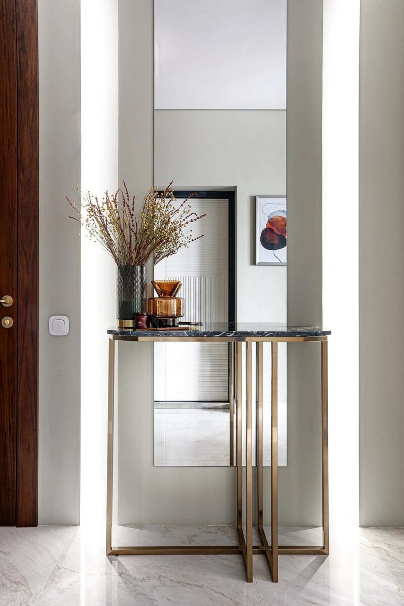 Мрамор, латунь и дерево. Просторный интерьер с изысканными деталями