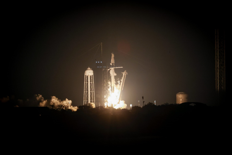 Старт ракеты-носителя Falcon 9 с пилотируемым кораблем компании SpaceX Dragon Endeavour по программе Crew-6 из Космического центра им.Дж. Кеннеди во Флориде, США. Фото: nasa.blog.com 
