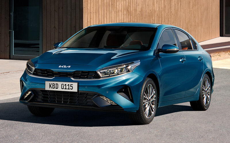На российском рынке появились в продаже новые автомобили Kia Cerato 2023 модельного года. Машины доступны сразу в нескольких городах, 
Дилеры предлагают Cerato, привезенные из Казахстана. Покупателям доступны седаны с 2-литровым двигателем мощностью 150 лошадиных сил, бесключевым доступом в салон, 17-дюймовыми колесными дисками, двухзонным климат-контролем, датчиками парковки, камерой заднего вида и информационно-развлекательной системой с дисплеем диагональю 8 дюймов.

Автомобили продают дилеры в Казани, Краснодаре, Рязани и некоторых других городах. Стоимость нового Kia Cerato варьируется от 2,6 млн до 2,8 млн рублей.