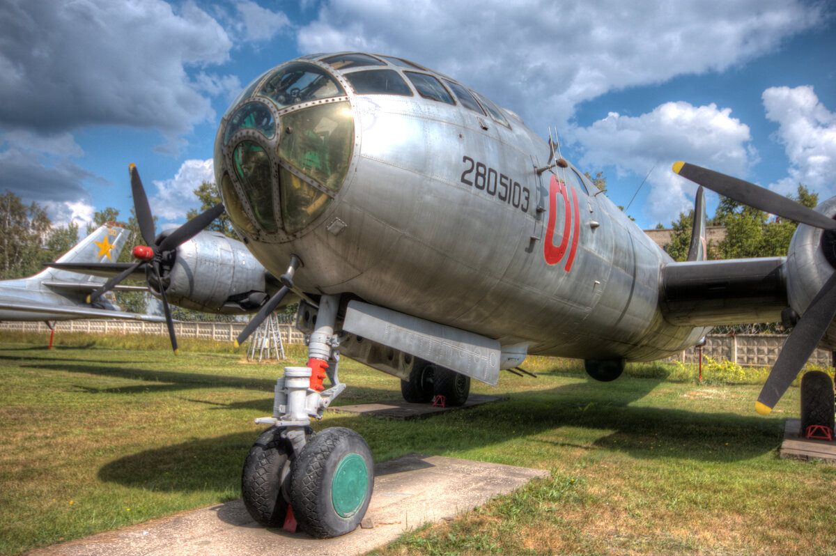 Ту-4 — легендарный самолёт. Не столько сам по себе, как первый отечественный носитель атомной бомбы, как историей своего создания.