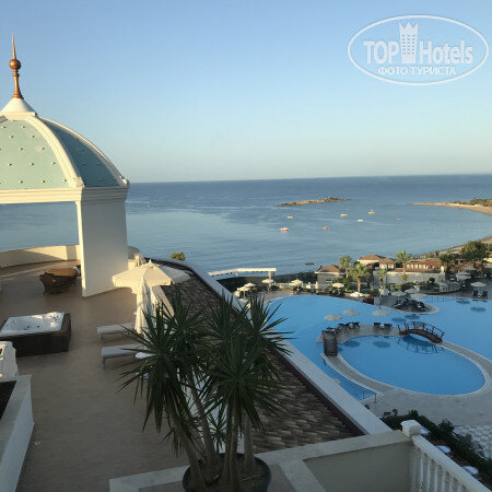 Вид из отеля на бухту Карабурун.