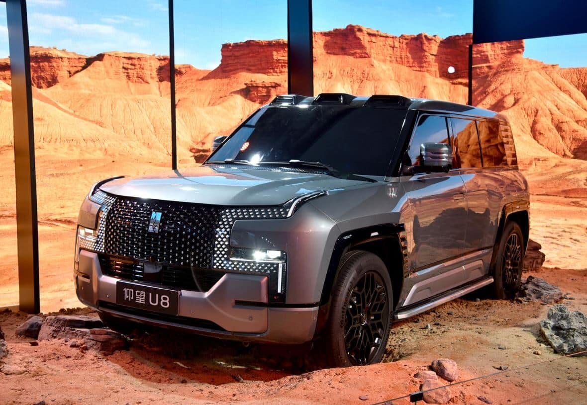    Внедорожник BYD Yangwang U8 умеет разворачиваться на месте и плавать
