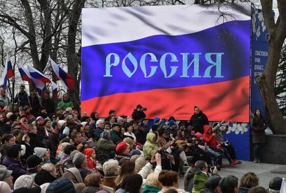    Зрители на концерте, посвященном 9-летию воссоединения Республики Крым и Севастополя с Российской Федерацией, в Севастополе