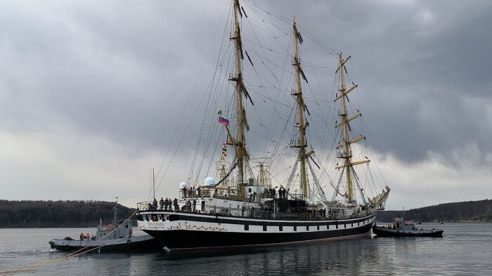 Фото: Администрация Ванинского района. Фрегат "Паллада" пришвартовался в бухте Постовая