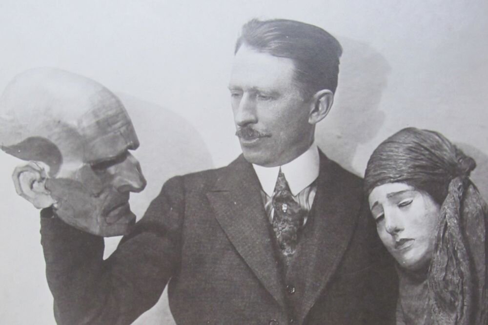  Владислав Теодор Бенда держит свои работы.