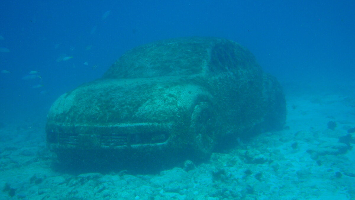     Улица Таганрогская в Ростове превратилась в реку из-за мощного ливня 26 мая, фото и видео с места событий публикуют в соцсетях горожане.