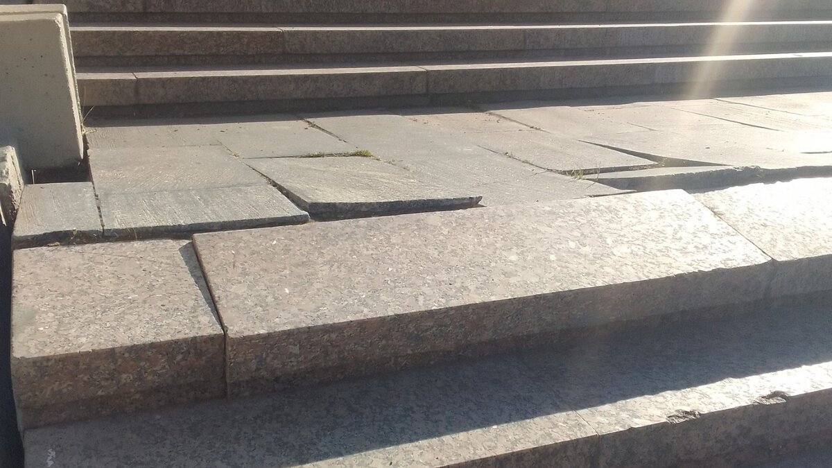     Мэрия Казани и администрация театра имени Галиаскара Камала не хотят заниматься благоустройством площади перед культурным учреждением.