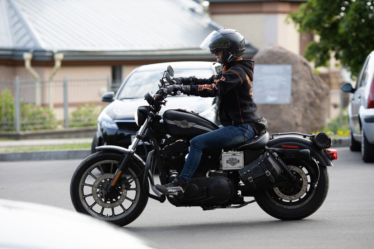 Harley Davidson Sportster и девушка