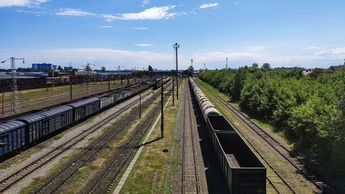     Юный житель Приморья был буквально спасен транспортной полицией. Его увели из достаточно опасного места.