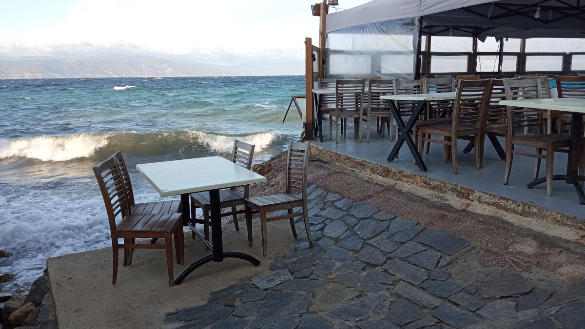 Кто-то сидит сейчас за этим столиком в Муданье...