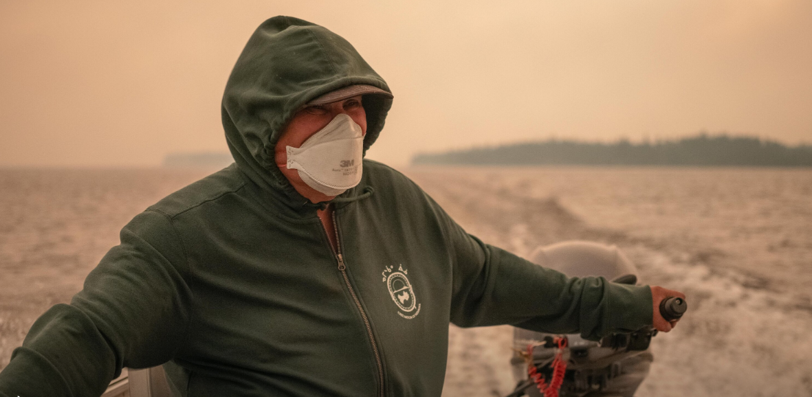 Лесные пожары в Канаде привели к вынужденному перемещению тысяч жителей. В Северном Квебеке эвакуированные из племени Кри недавно вернулись домой после того, как дым рассеялся, только для того, чтобы эвакуироваться снова после того, как пожары возобновились несколько дней спустя.