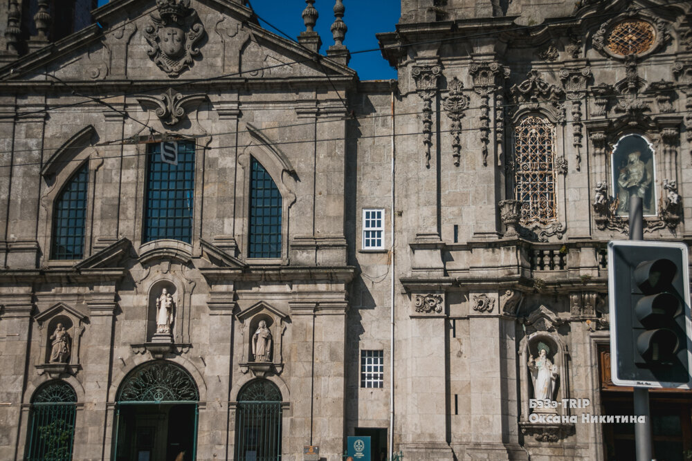 Белые окна посередине - это и есть самое узкое здание Португалии 