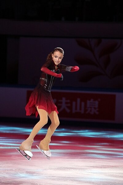 Анна Щербакова во время выступления на льду (фото взято из источника по ссылке: https://commons.wikimedia.org/wiki/File:Anna_Shcherbakova_at_the_2019_Cup_of_China_-_Gala.jpg) 