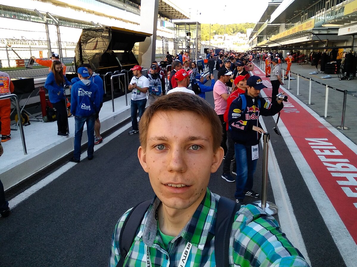 В четверг на прогулке по пит-лейну.