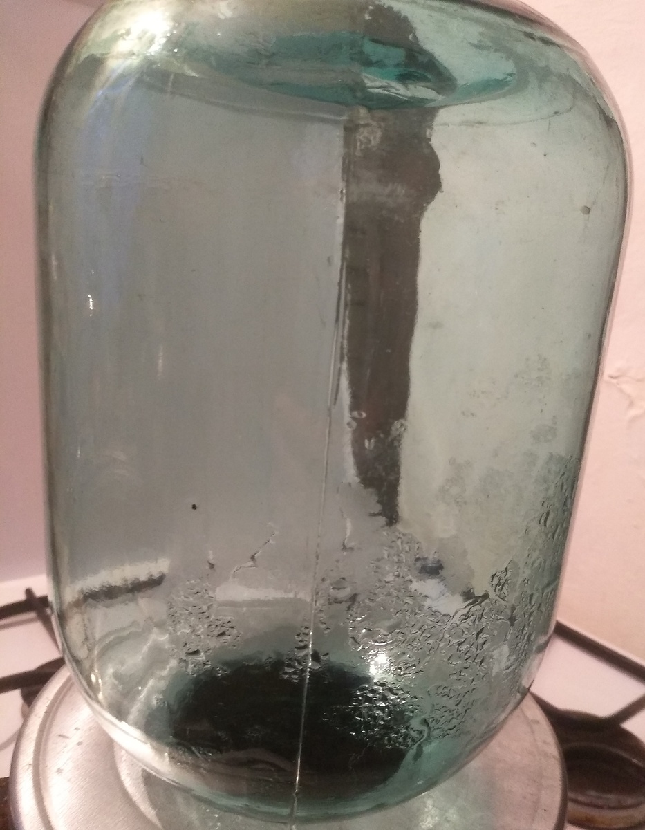 Для этого нужно налить воды на 1/3 в кастрюлю,установить крышку для стерилизации и дать прокипеть воде мин.5-7.Здесь же одновременно можно простерилизовать и крышки