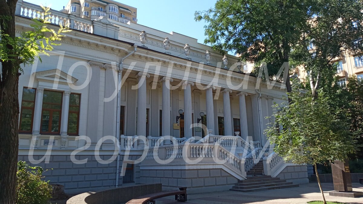 2. Одно из красивейших зданий города, имеющее интересную историю. Сейчас в этом здании расположена Зональная научная библиотека Южного Федерального Университета.