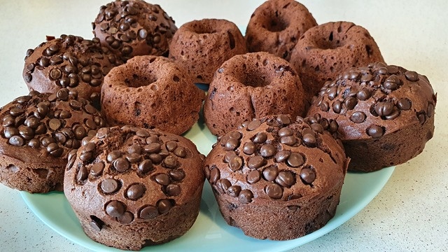 Шоколадные маффины с кусочками шоколада