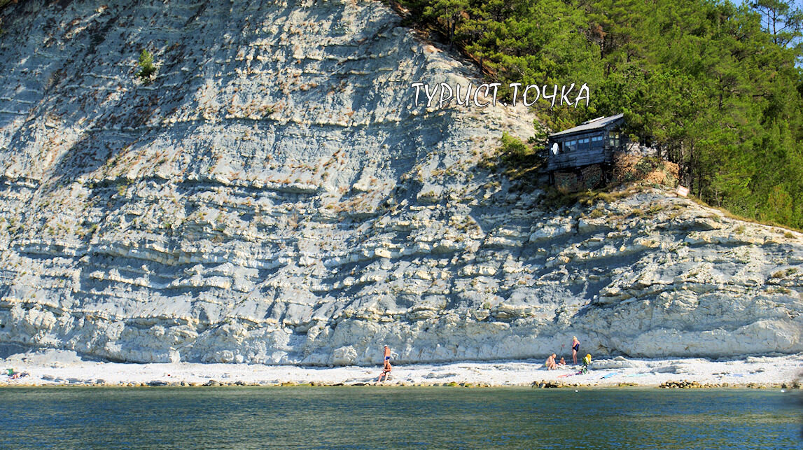 Видите строение на скале?