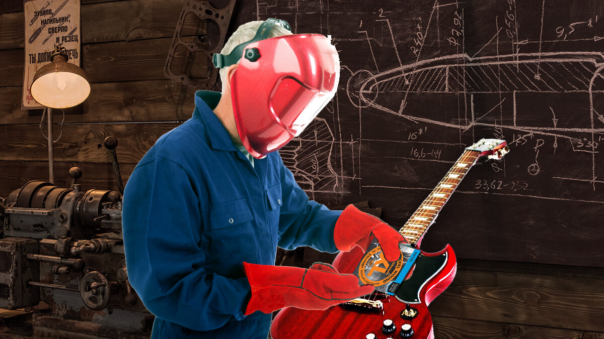 Если Вы новичок и боитесь, что новые струны при их натяжении смогут вам навредить — действуйте также, как парень на этой иллюстрации: одежда с длинным рукавом, плотные перчатки и защитная маска не оставят струнам ни малейшего шанса вас одолеть!