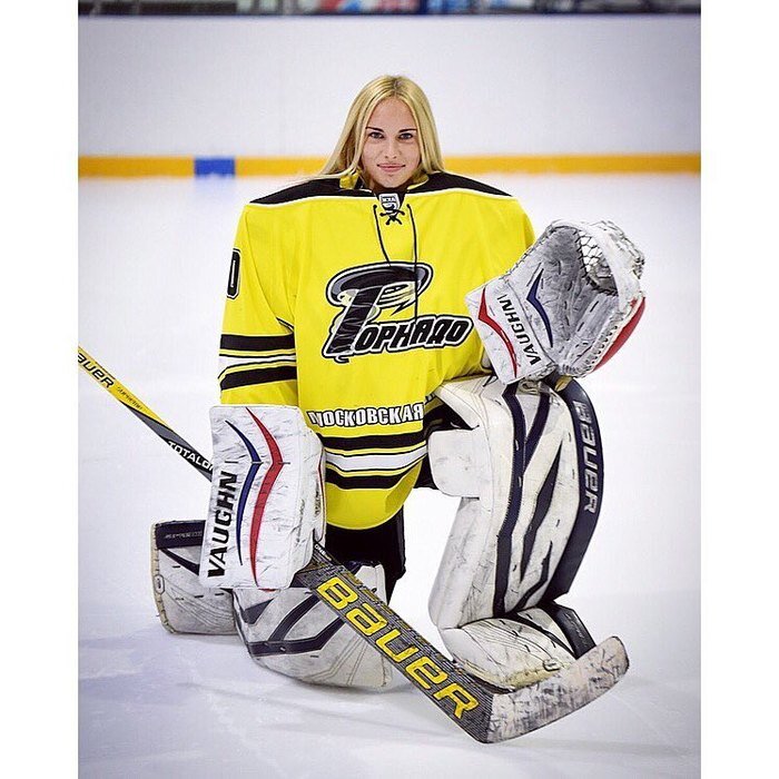 Ничто не красит девушку так, как форма вратаря. Да уж...