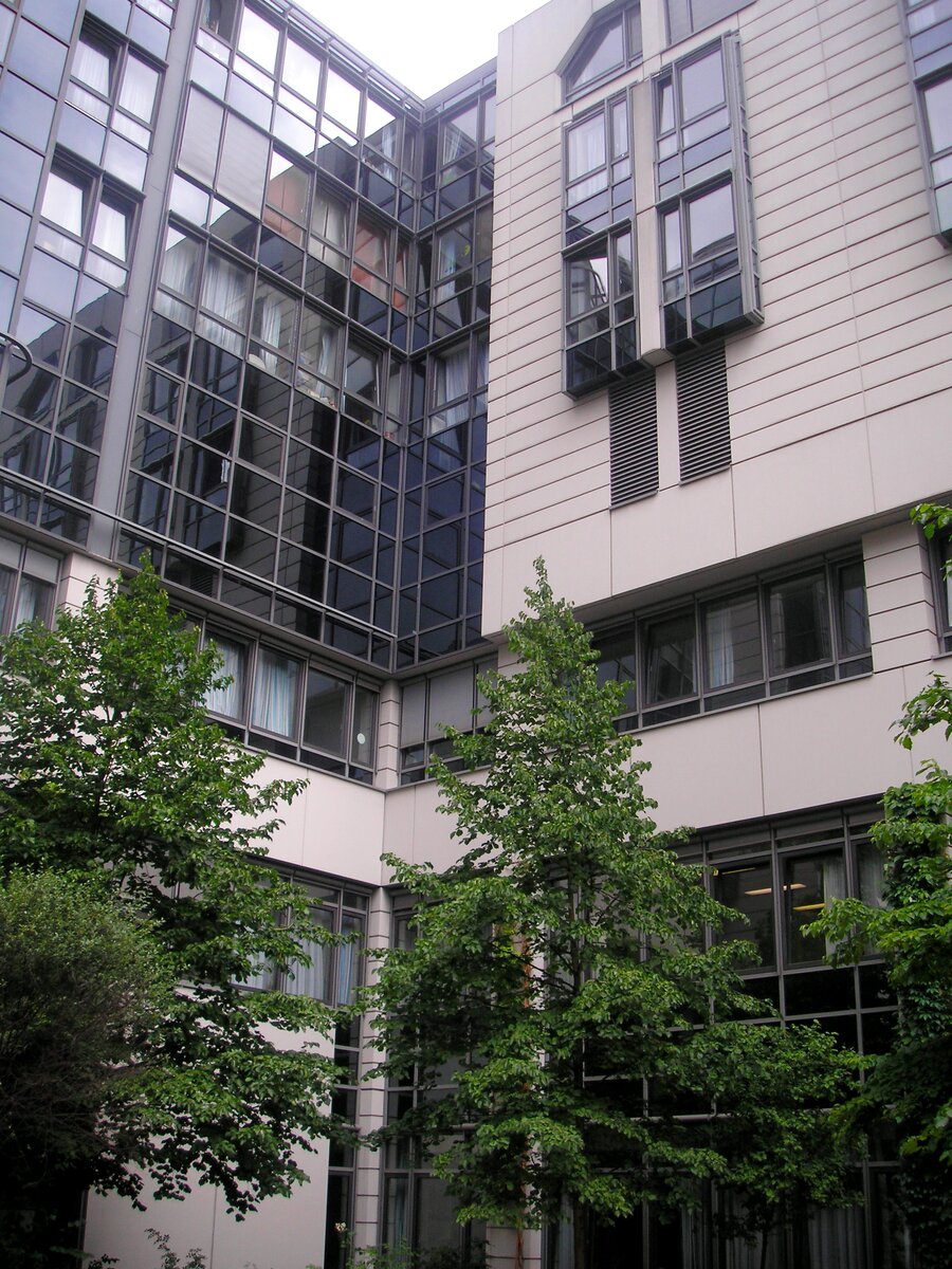 Кардиологический корпус клиники "Шарите". Здесь оперировали Антона (фото автора)