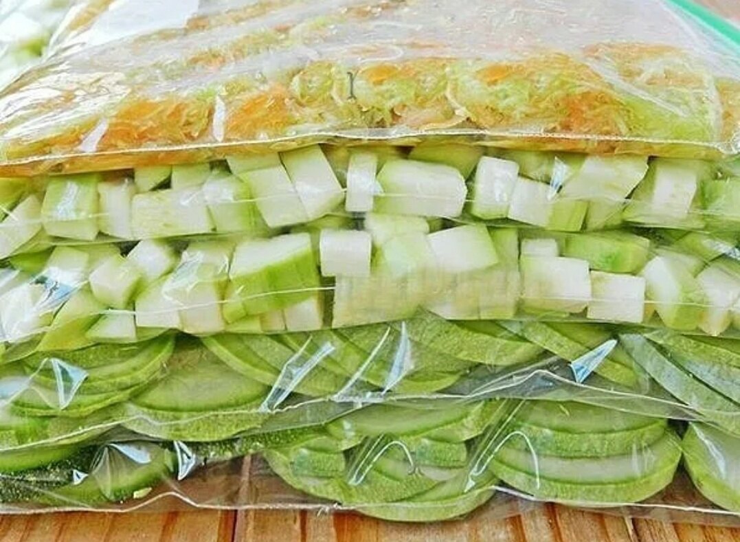 Где хранить кабачки на зиму. Кабачки на зиму заморозка. Замороженные кабачки. Кабачок в морозилку. Кабачки для заморозки на зиму.