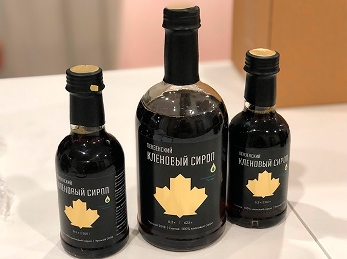  
Иван Меркулов привёз из Канады рецепты и технику, организовал кооператив из местных жителей и теперь поставляет кленовый сироп «Вкусвиллу», «Кофемании» и другим сетям. 
 
В селе Сосновка под Пензой местные жители собирают кленовый сок и варят из него сироп, который продают «Вкусвиллу», «Кофемании» и другим сетям. «Пензенские кленоварни» образовал агропредприниматель Иван Меркулов с партнёрами — Сергеем и Александром Анашиными. 