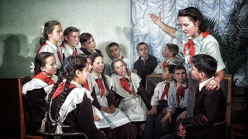 Вожатая школы рассказывает ученикам о Ленине и Сталине в 1950 году