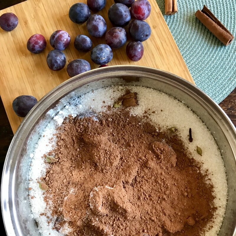 Пряное варенье из слив с какао