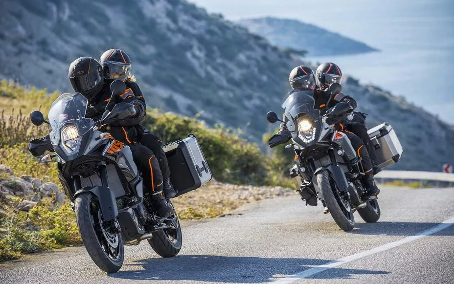 Поездка на мотоциклах: адреналин плюс романтика 