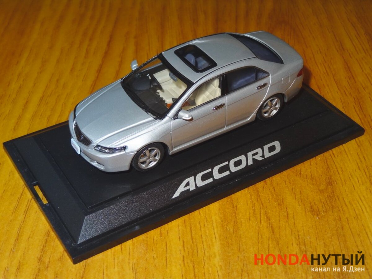 Моделька Honda Accord 7 поколения на подставке
