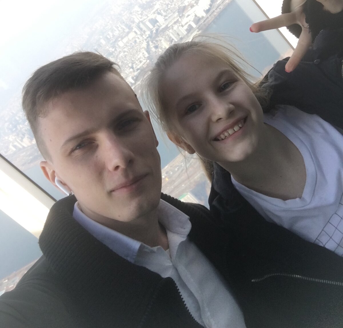 Это я с сестрой в Seoul Sky 