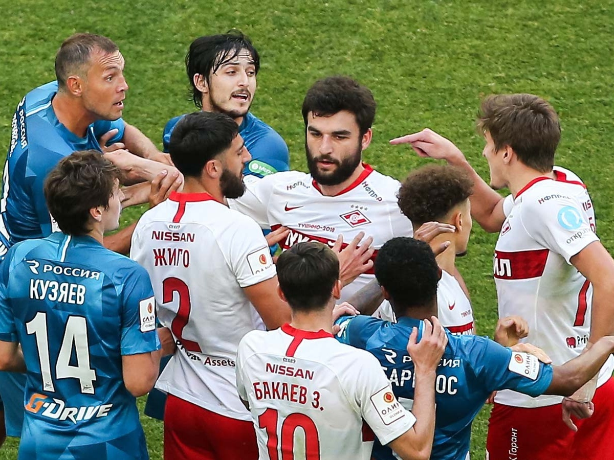 Потасовка между Дзюбой и Соболевым. Фото с сайта osnmedia.ru