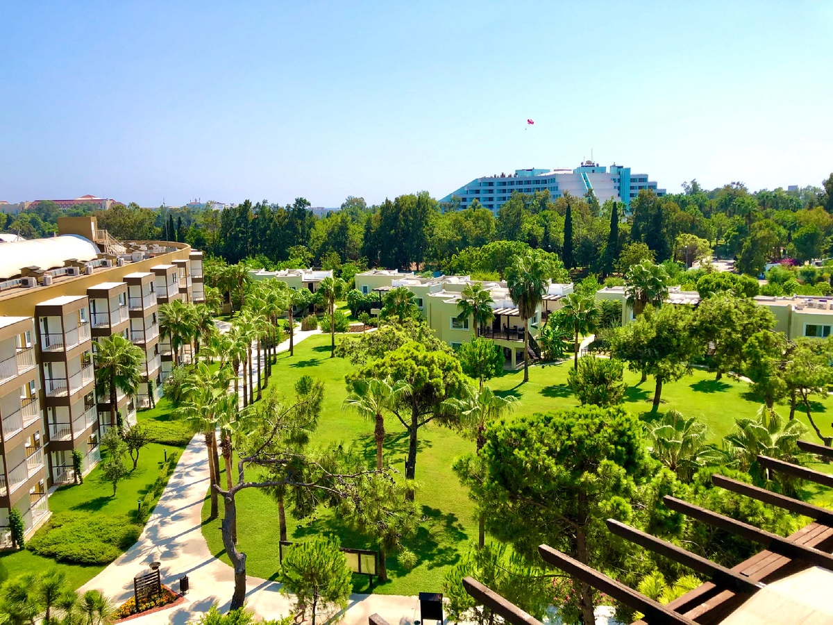 На территории отеля. Фото из личного архива.