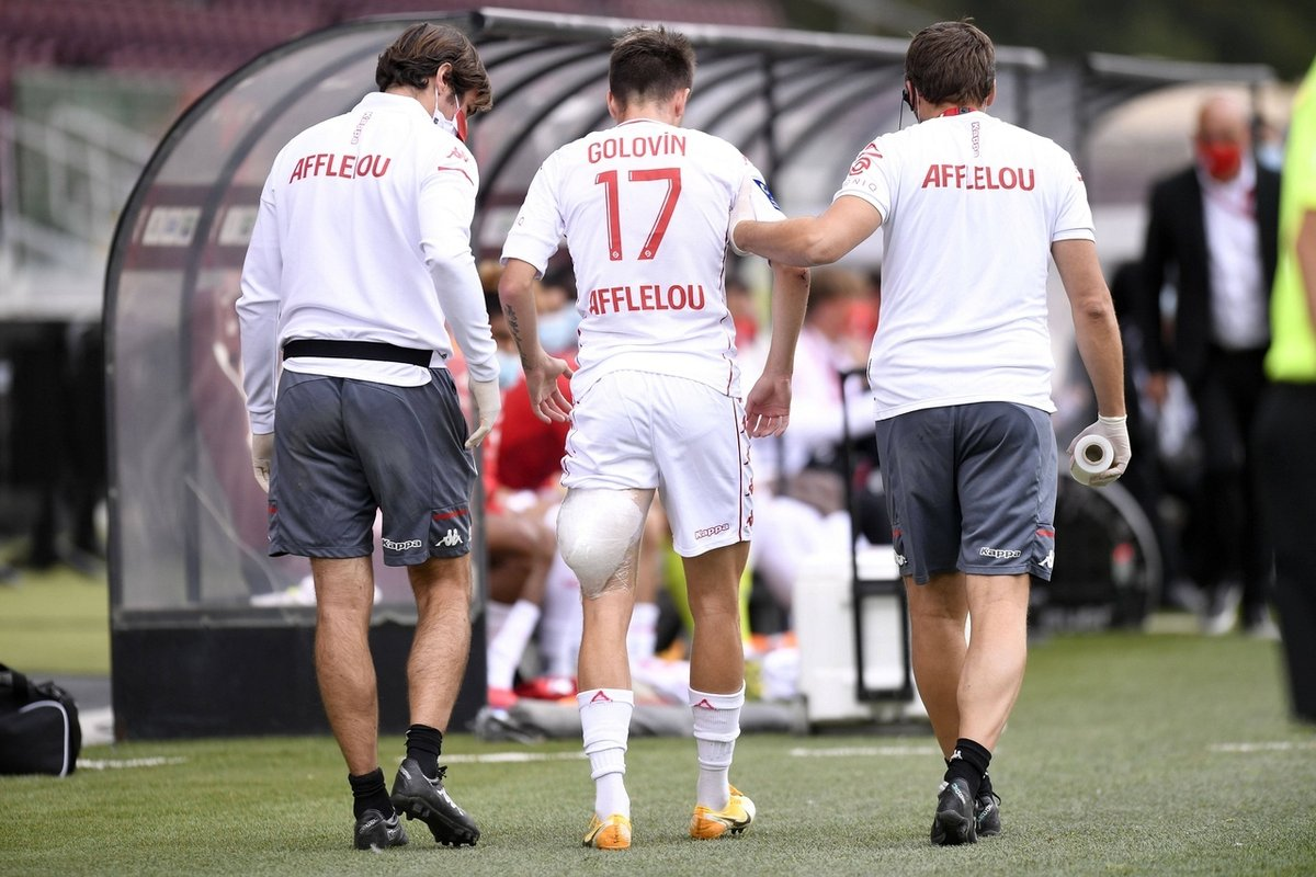 Александр Головин покидает поле в матче с "Метцем"