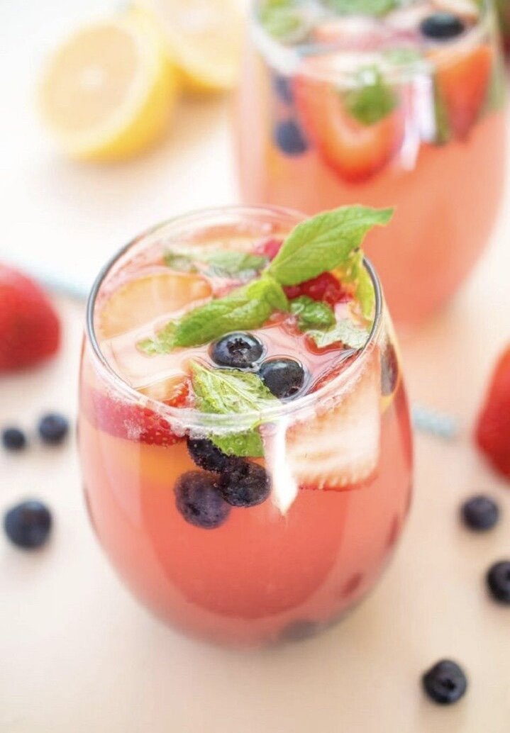 Ягодный коктейль на мятной основе 
🔞Алкогольный 
Ингредиенты:

Клубника — 150 г
Черешня — 100 г
Яблоко — 1 шт.
Веточки мяты — 3 шт.
Сахар — по вкусу
Вино белое игристое — 150 мл
Апельсин — 0,25 шт.
Кубики льда — 25 шт.

Приготовление:

1. Веточки мяты вымыть и залить водой. Добавить ломтики яблока и сахар по вкусу. Варить 3 минуты. Полностью остудить.
2. Компот перелить в банку, влить вино по вкусу или заменить его на газированную воду.
3. Клубнику разрезать на две части. Черешню заморозить в течение 30 минут, но это не обязательно, если кладёте в напиток кубики льда. Каждый ломтик апельсина разрезать на 4 части.
4. Выложить все ягоды и апельсин в банку с мятным компотом. Добавить ещё веточку свежей мяты.
5. Высыпать кубики льда. Закрыть банку крышкой и хорошо перемешать. Банку полностью не заполнять, чтобы было легче перемешивать.
6. Верхний край бокала или стакан для коктейля смазать черешней или клубникой и окунуть в сахар. Разлить коктейль по бокалам.

Приятного аппетита!