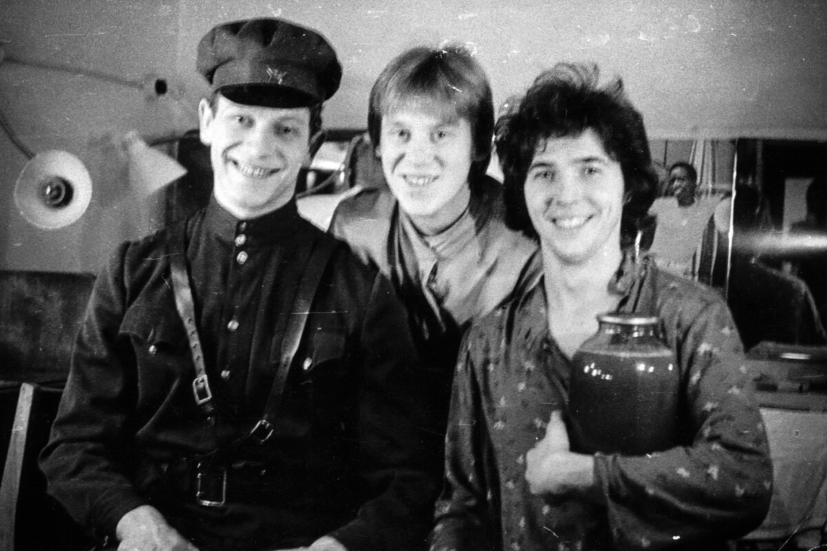 Ю. Кушпело, О. Демидов, В. Черкашин. Гримерка Рижского ТЮЗа. Фото из личного архива Олега Демидова