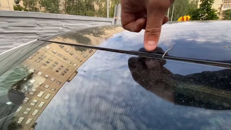 На крыше большой слой шпаклевки, которая треснула и пропускает воду в салон