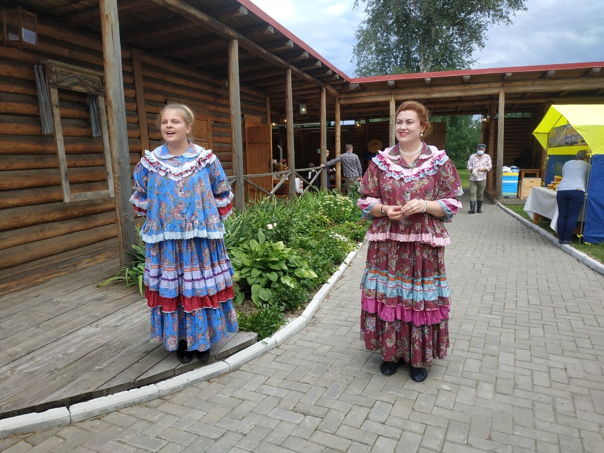 Вот такие задорные девчонки встречают гостей.