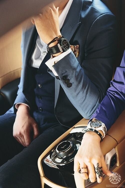 Подчеркивают и дополняют образ.