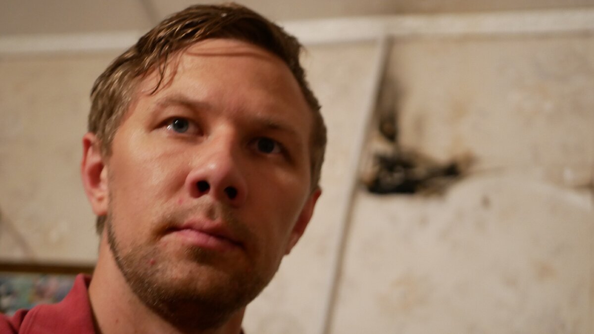 Из за неправильно скрутки (которую сделали электрики) - сгорели обои.