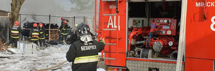Многим известна фраза "пожарные опять без воды приехали". Ну как, бывает, приедут на пожар, 2 минуты пополивают, а потом ищут, где запитаться водой, чтобы продолжить тушить пожар дальше. Вопреки общепринятому мнению, пожарные в этом не виноваты, не надо винить их в безалаберности. Есть несколько простых причин, объясняющих данную ситуацию.
Самое очевидное объяснение заключается в том, что иногда пожарную команду могут направить с одного пожара сразу на другой. На первом пожаре запас воды и мог быть потрачен, полностью или частично.Вторым фактором, объясняющим такую проблему является быстрый расход. Обычной пожарная автоцистерна вмещает в среднем 5-10 тонн воды (столько же и кубометров). Даже если на машине в лучшем случае будет 10 тонн воды (~10 тысяч литров) и подать от нее 2 средних ствола с водопотреблением в ~ 5 литров в секунду, то хватит этой воды лишь на 1000 секунд, то бишь 16 минут. На большинстве пожаров этого с лихвой хватает, но на крупных - вряд ли. На крупных пожарах применяют стволы с более большим расходом, что сократит время, за которое пожарные выльют всю воду до 2-4 минут. Простыми словами, машина может приехать заправленная водой полностью, но вылить эту воду могут вылить буквально за несколько минут и ничего тут не поделаешь.В этом и суть поста, пожарные в такой ситуации не виноваты, пора развеять этот распространенный стереотип. МЧС наоборот работает над тем, чтобы везде можно было этой водой запитаться - пожарный краны, гидранты, водоемы и т.п. Вот так.