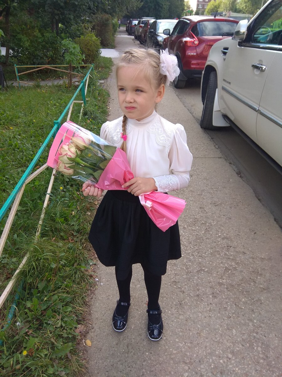 1 сентября 2020... Анюта идет в школу. Я так долго ждала этого момента, но почему-то очень больно смотреть на эту фотку.