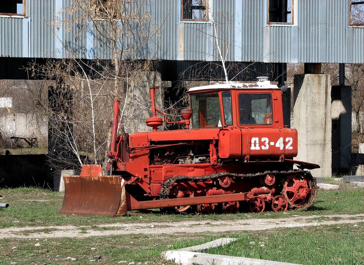 Конструкция ДЗ42 основана на гусеничном шасси трактора ДТ-75. Разработка принадлежит «Волгоградскому тракторному заводу», основанному в 1926 г, по решению Высшего Совета народного хозяйства Советского Союза. 